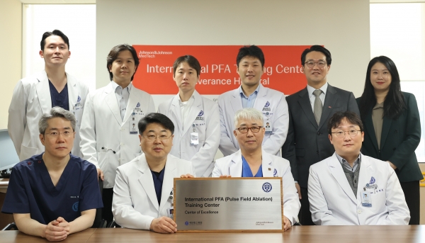 ▲정보영 교수(앞 왼쪽에서 두번째) 등 세브란스병원 의료진과 외부 관계자가 사진 촬영을 하고 있다.