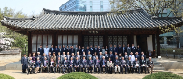 ▲ 행사 후 참석자들이 기념 촬영 중이다
