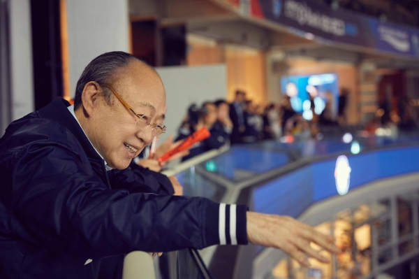 한화그룹 김승연 회장이 이글스 경기를 찾은 팬들과 인사하고 있다. [사진=한화그룹]