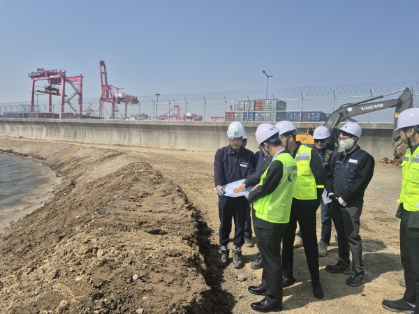 울산항만공사 관계자들이 북신항 액체부두 매립 공사 현장을 점검하고 있다. [사진=울산항만공사]