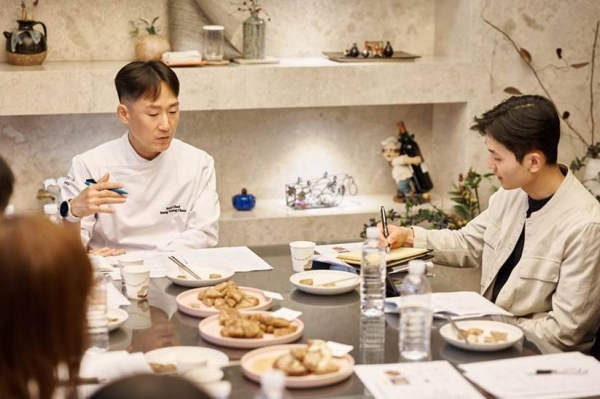 지난 10일 워커힐 호텔앤리조트 R&D센터서 진행된 SK프로보노 레시피 개선 자문 현장에서 (왼쪽부터) 워커힐 조리팀 셰프와 사회적기업 대표가 함께 자문을 진행하고 있다. [사진=행복나래]
