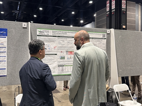 ▲미국 시카고에서 개최된 ‘미국암연구학회(AACR 2025, American Association for Cancer Research)’에 참가하여 ADC 연구결과를 포스터 발표하고 있다.