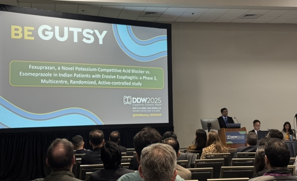 ▲ 프라빈 박사(Dr. Pravin)가 지난 6일 DDW 2025에서 인도환자 대상 미란성 위식도역류질환(EE) 치료 효과를 확인한 현지 파트너사의 임상 3상 연구 결과를 발표