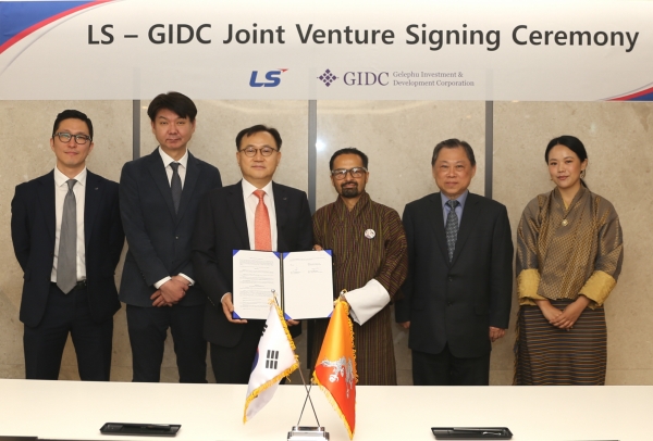 명노현 LS 부회장(왼쪽 세 번째)이 9일, LS용산타워에서 우즈왈 딥 다할 GIDC CEO(네 번째)를 비롯한 주요 관계자들과 만나 LS와 부탄 정부의 산하기관인 GIDC가 합작법인을 설립키로 계약했다. [사진=LS]