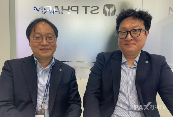 ▲바이오코리아에서 (왼쪽부터) 에스티팜 정혁준 사업부 상무와 김지훈 사업부 수석부장이 회사 소개하고 있다. [사진=김효선 기자]