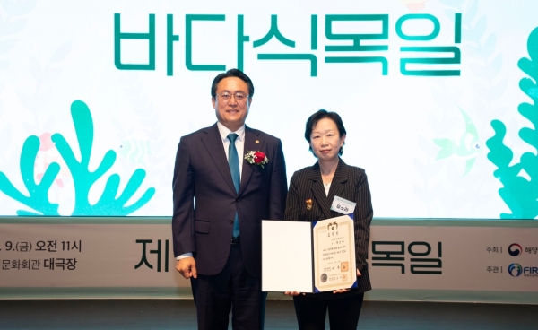 효성티앤씨 유소라 상무가 9일 열린 ‘제13회 바다식목일 기념식’에서 대통령표창을 수상한 뒤 기념사진을 촬영하고 있다. (왼쪽부터) 해양수산부 강도형 장관, 효성티앤씨 유소라 상무