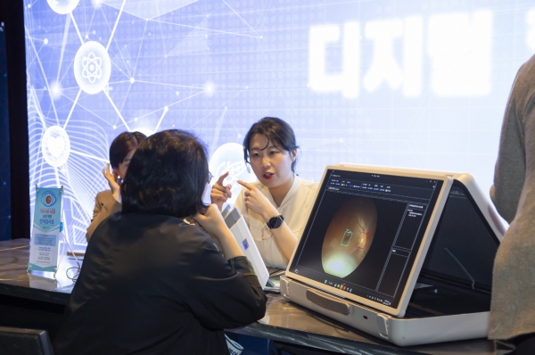 ▲ 행사에 참석한 의료진이 ‘위스키’와 ‘옵티나 제네시스’를 체험한 후, 제품에 대한 설명을 듣고 있다.