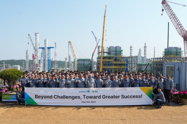 02 아람코 알 카타니 사장 직원들과 기념촬영