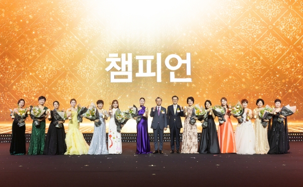 한화생명금융서비스 연도대상 시상식에서 한화생명 여승주 대표이사(사진 왼쪽에서 여덟번째), 한화생명금융서비스 이경근 대표이사(사진 왼쪽에서 아홉번째)가 챔피언 수상자들과 함께 기념촬영을 하고 있다. [사진=한화생명]