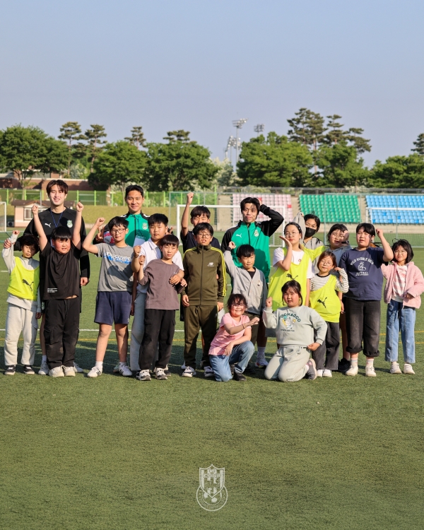 한수원축구단이 경주지역 아동센터와 초등학교를 방문해 재능기부 활동을 하고 있다. [사진=경주한수원축구단]