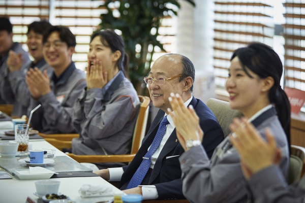 김승연 회장이 한화토탈에너지스 대산공장 직원들과 오찬을 하며 환담을 나누고 있다. [사진=한화그룹]