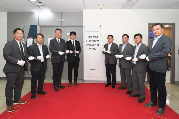 (보도사진2) 준공식 기념사진_왼쪽 3번째부터 에너지기술평가원 이재설 본부장, 산업통상자원부 류영규 전력계통혁신과 사무관, 한전 문일주 기술혁신본부장, 한전 한병준 광주전남본부장