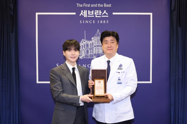 ▲금기창 연세의료원장과 슈가가 기념 사진을 촬영하고 있다