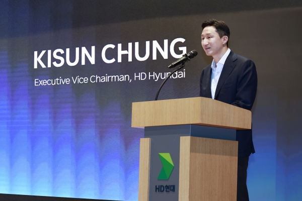 정기선 HD현대 수석부회장이 24일 HD현대 글로벌R&D센터에서 열린 '한·미 조선협력 전문가 포럼'에서 개회사를 하고 있다. [사진=HD현대]