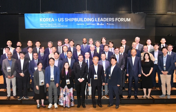 '한·미 조선협력 전문가 포럼(Korea-US Shipbuilding Leaders Forum)'에서 양국 정부 관계자 및 조선·해양 분야 전문가들이 단체 기념촬영을 하고 있다.