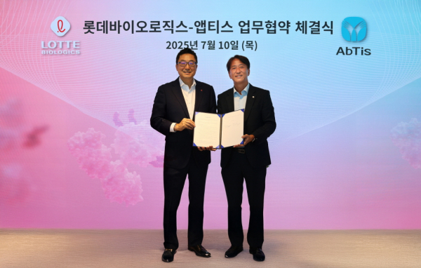 ▲ 박제임스 롯데바이오로직스 대표이사(왼쪽)와 한태동 앱티스 대표이사가 업무협약 체결식에서 기념사진을 촬영하고 있다.