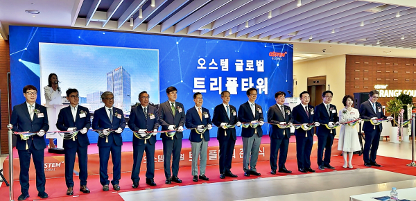 ▲오스템글로벌은 지난 11일 송도사옥 트리플타워 준공식을 개최했다. 행사 참석자들이 테이프 컷팅을 진행하고 있다.