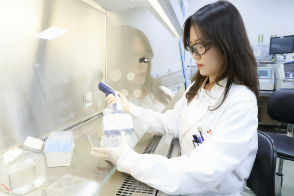 ▲SK바이오사이언스 연구원이 면역증강제 활용 독감백신 개발을 위한 분석 실험중이다