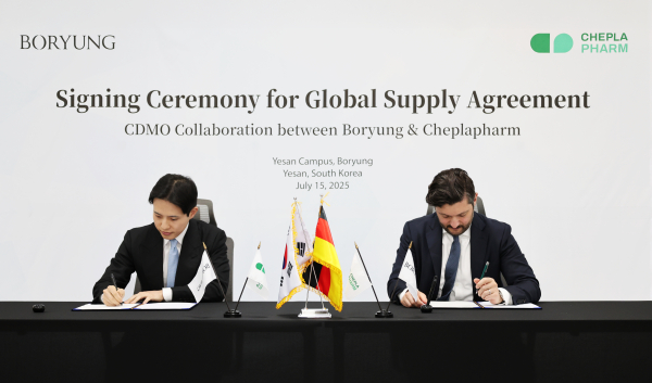 ▲ 보령 김성진 CSO(왼쪽)와 체플라팜 아르템 게보르키안 부사장(오른쪽)이 15일 보령 예산캠퍼스에서 열린 계약 체결식에서 서명하고 있다