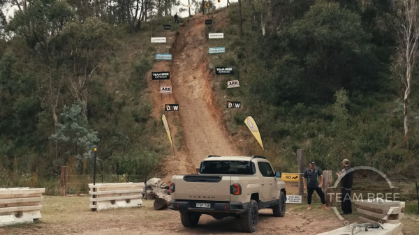 기아 타스만이 한쪽 바퀴가 들린 상황에서도 우수한 트랙션 컨트롤 시스템을 이용해 언덕을 등반하고 있다.[사진=기아]
