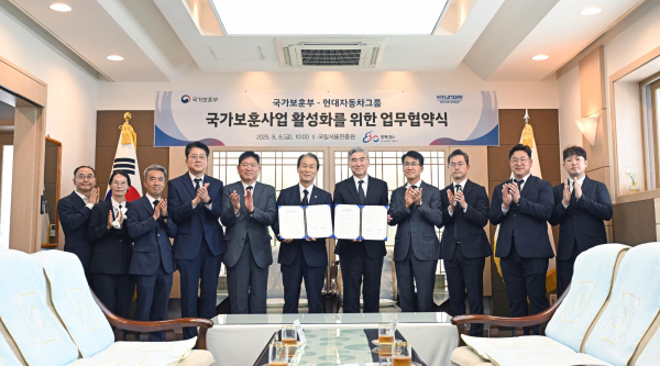 (왼쪽 여섯 번째부터) 권오을 국가보훈부 장관, 성 김 현대차그룹 전략기획담당 사장, 김동욱 현대차그룹 전략기획실장 부사장 등 주요 관계자들이 업무협약식에서 기념촬영을 하고 있다. [사진=현대차그룹]