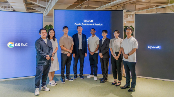 서울 종로구 GS건설 본사서 21일 GS건설 허윤홍 대표(사진 왼쪽 4번째) 및 관계자와 OpenAI 담당자들이 기념사진을 촬영하고 있다.[사진=GS건설]