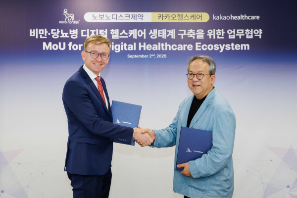 ▲카카오헬스케어와 글로벌 제약사 한국 노보노디스크제약이 2일 서울 송파구 한국 노보노디스크제약 본사에서 비만∙당뇨병 환자를 위한 디지털 헬스케어 생태계 구축을 목표로 전략적 업무협약을 체결했다. (왼쪽부터) 캐스퍼 로세유 포울센 한국 노보노디크제약 대표와 황희 카카오헬스케어 대표