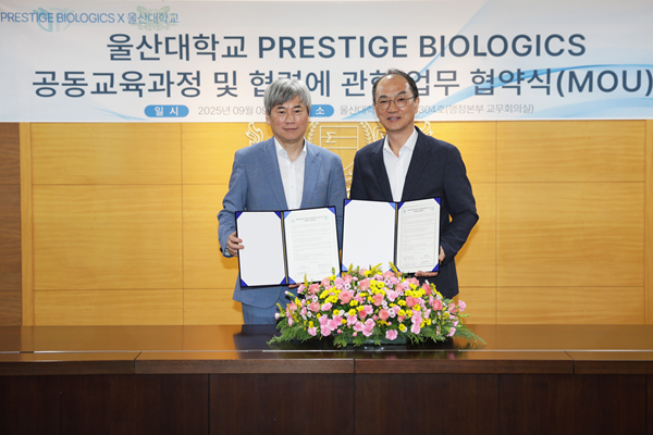▲프레스티지바이오로직스와 울산대 바이오메디컬헬스학부가 바이오산업 분야인재양성을 위한 협약을 체결했다. (좌) 김진우 프레스티지바이오로직스 대표이사, (우)조지운 울산대 교학부총장