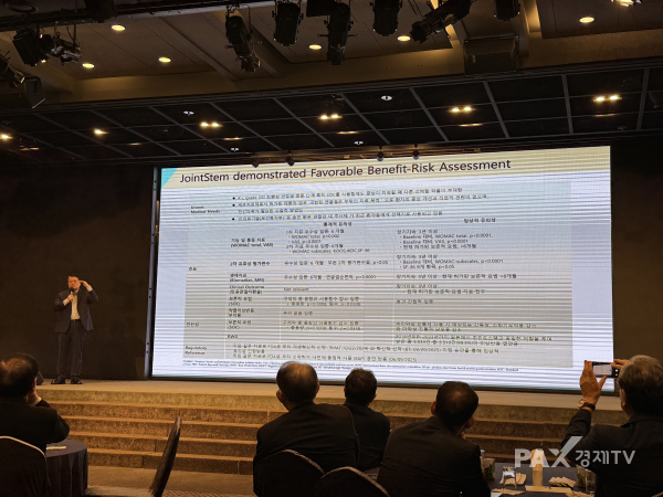 ▲기업설명회에서 라정찬 회장이 조인트스템의 임상적 안정성 및 유효성을 설명하고 있다.