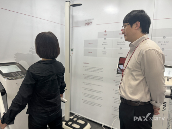 ▲ KHF 인바디 부스에서, 체성분분석기 InBody970S 참가자가 시연하고 있다.