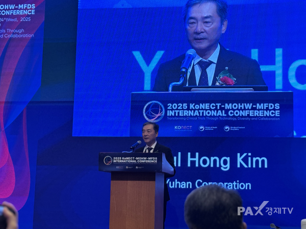 ▲KIC서 유한양행 김열홍 사장이 렉라자 신약 개발 성공전략을 발표하고 있다. [사진=김효선 기자]