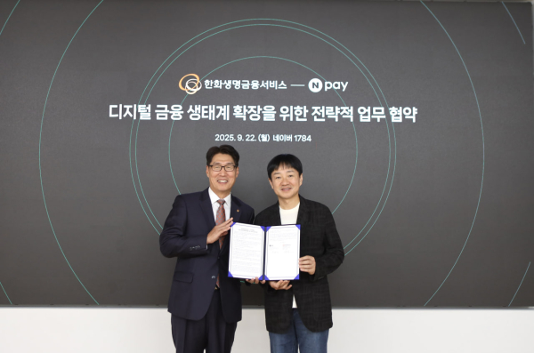 (왼쪽부터) 한화생명금융서비스 최승영 대표이사, 네이버페이 박상진 대표이사가 22일 ‘한화생명금융서비스-네이버페이 업무 협약식’ 현장에서 기념 촬영을 하고 있다. [사진=한화생명]