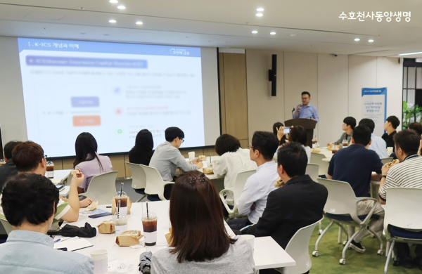 지난 24일 동양생명이 임직원 전문 역량 강화를 위해 개최한 브라운 백 미팅에서 임직원들이 강연을 듣고 있는 모습. [사진=동양생명]