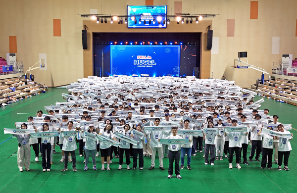 ▲휴젤, 춘천에서 전사 행사 ‘폴인휴젤(Fall in HUGEL)’ 개최