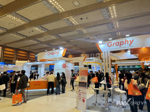 ▲교정학회 그래피 부스, 많은 사람들이 몰려 북적이고 있다. [사진=김효선 기자]