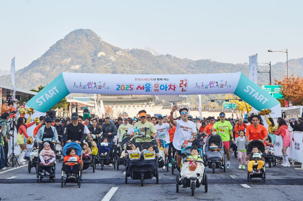 1일 오전 광화문광장에서 열린 '한화손해보험과 함께하는 2025 서울 유아차 런'에서 대회 참가자들이 출발 신호와 함께 유아차를 밀며 힘차게 출발하고 있다. [사진=한화손해보험]