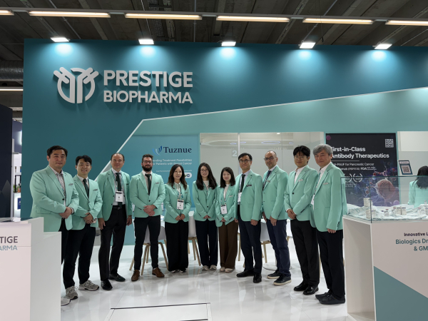 ▲CPHI 부스에서 프레스티지바이오파마그룹 임직원이 기념 촬영하고 있다.