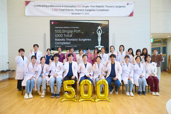 ▲고대구로병원 심장혈관흉부외과 김현구 교수(사진 맨 앞줄 중앙)_단일공 흉부 로봇수술 500례 기념식_단체