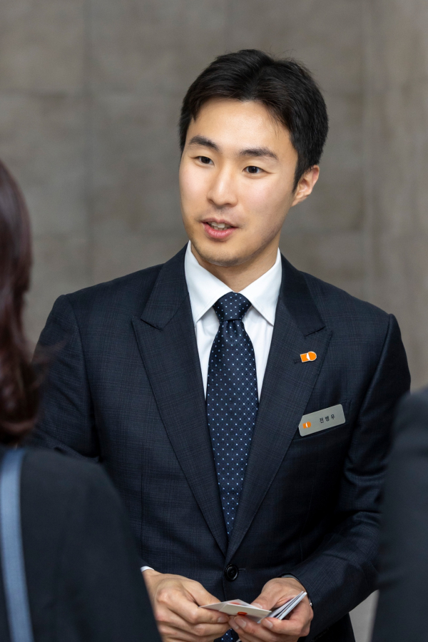 ▲ 전병우 삼양식품 전무가 지난 6월 밀양 제2공장 준공식에서 해외 바이어들을 만나고 있다. / 사진제공=삼양식품