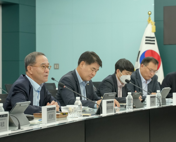 NH농협금융은 17일, 서울 중구 본사에서 이찬우 회장 주재로 지주 및 계열사 ESG 담당 임원들이 참석한 가운데 '제2차 농협금융 ESG전략협의회'를 개최했다. 이찬우 회장(왼쪽에서 첫 번째)이 회의를 주재하고 있다. [사진=NH농협금융]