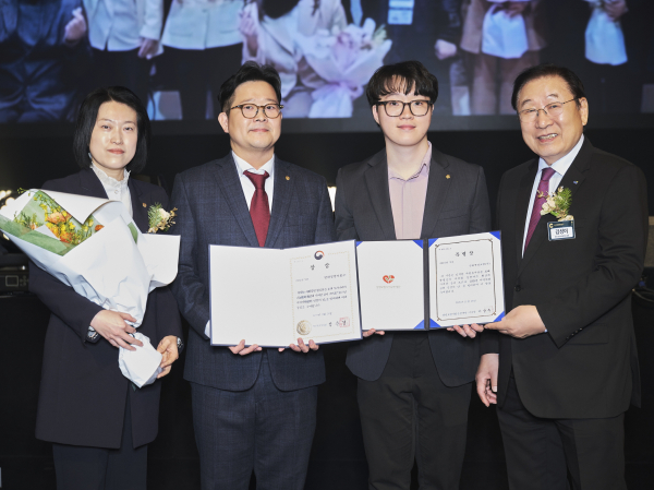 한화생명 임직원과 사회복지협의회 회장 김성이 회장(오른쪽 첫번째)이 기념촬영을 하고 있다. [사진=한화생명]