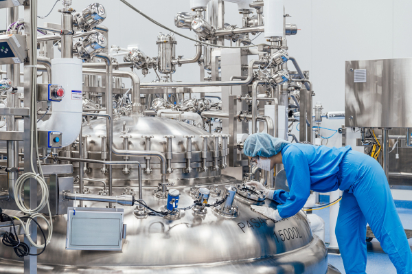 ▲삼성바이오로직스 직원이 배양기를 점검하고 있는 모습