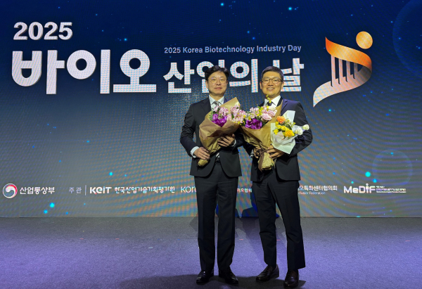 ▲ SK바이오사이언스 배정진 L HOUSE 운영지원실장(왼쪽)과 김창호 피플팀장이 산업통상자원부 장관 표창 수상 후 기념촬영을 하고 있다