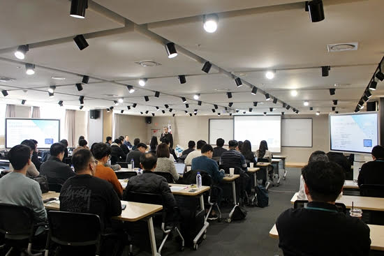 11월 28일 서울 여의도에 위치한 KODATA 본사에서 열린 신규 상품서비스 설명회에서 황운중 KODATA 상무가 인사말을 하고 있다. [사진=KODATA]