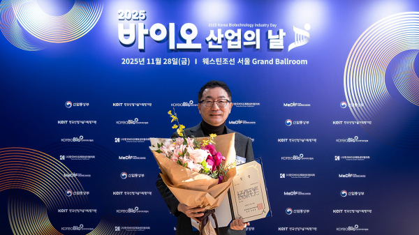 ▲차백신연구소 한성일 대표가 KEIT 원장상 수상 후 기념촬영을 하고 있다.