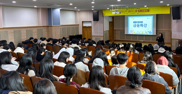 카카오페이가 ‘사각사각 페이스쿨 주니어클래스’의 일환으로 지난 1일 성남외국어고등학교에서 '수능 이후 고3 금융교육'을 진행했다. [사진 카카오페이]