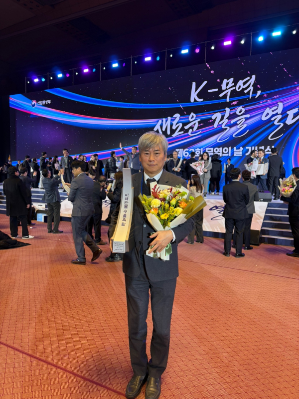 ▲프레스티지바이오로직스 김진우 대표이사 수상 기념 사진