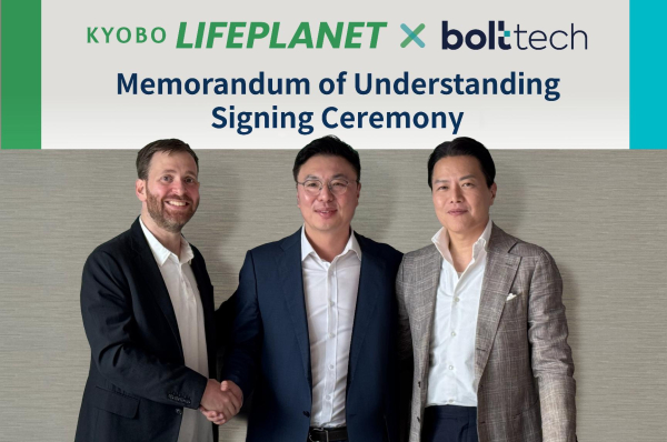3일 홍콩에서 열린 아시아 최대 규모의 인슈어테크 컨퍼런스에서 교보라이프플래닛과 볼트테크코리아가 업무협약을 체결했다. (왼쪽부터)필립 볼트테크 아시아태평양 대표, 김영석 교보라이프플래닛 대표, 고광범 볼트테크코리아 대표 [사진=교보라이프플래닛생명]
