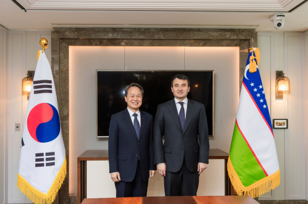 이날 행사에 참석한 진옥동 신한금융그룹 회장(사진 왼쪽)과 잠시드 호자예프 우즈베키스탄 부총리가 기념촬영을 하고 있다. [사진=신한금융]