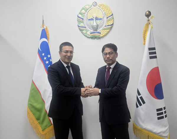 잠쉬드존 압두주후로프 우즈벡 농림부 차관(왼쪽) 이병휘 한난 사업본부장(오른쪽) [사진 = 한난]